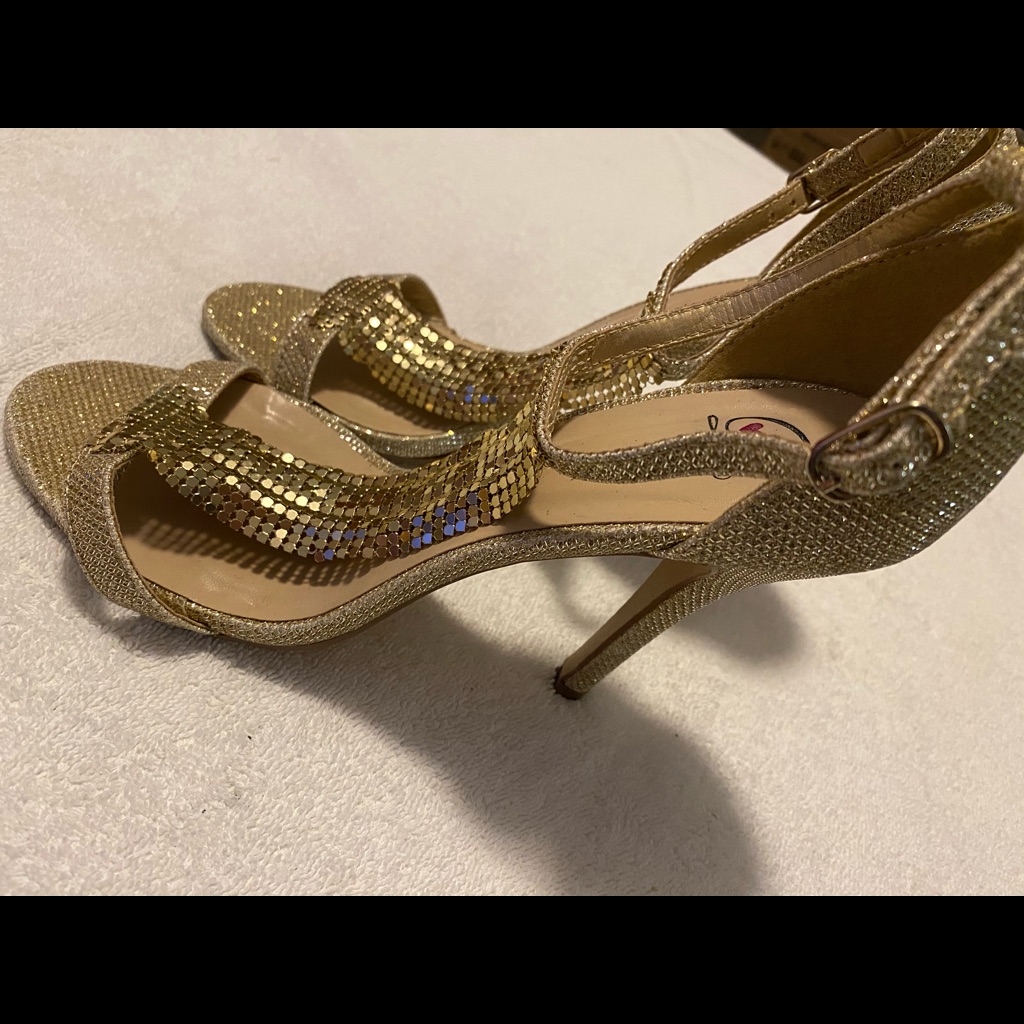 Almost Brand New  Gorgeous Sparkly Heels By D  Box 55
